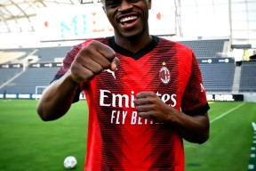 包含欧超杯倒计时，北京首钢关键时刻更衣室发声，细节引发关注，态度坚定，赛程密集仍需轮换的词条