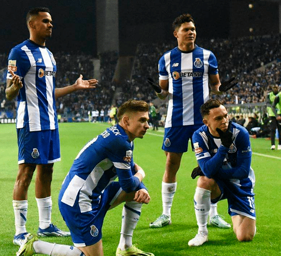 葡超赛程吃紧,法兰克福今夜临场应变,目标明确,轮换策略成焦点(法兰克福vs多特蒙德比赛集锦) 葡超赛程吃紧,法兰克福今夜临场应变,目标明确,轮换策略成焦点(法兰克福vs多特蒙德比赛集锦)